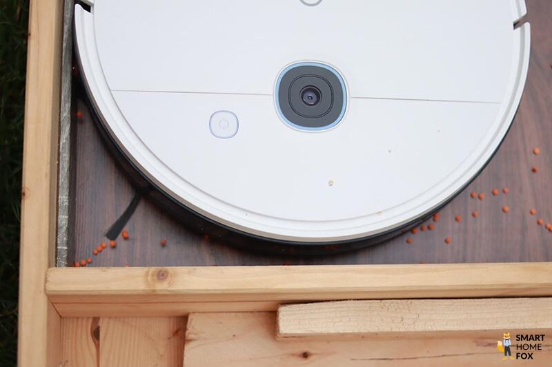 Yeedi Vac Max reinigt in einer Ecke